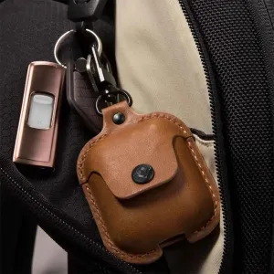 Twelve South AirSnap ruskea nahkainen AirPods-kotelo, jossa on laukun vetoketjuun kiinnitetty kääntyvä klipsi
