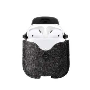 Twelve South AirSnap toimse kangaga ümbris Apple AirPods kõrvaklappidele, mille sees on avatud ülaosaga laadimiskarp ja klamber
