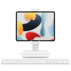 Twelve South HoverBar Duo Snap Tablet-Ständer mit montiertem iPad und weißer Tastatur vor Studiohintergrund