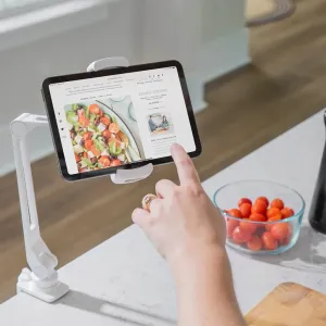 Twelve South HoverBar Duo Snap weißer Tablet-Ständer mit einem iPad zur freihändigen Rezeptanzeige in der Küche