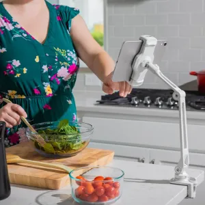 Twelve South HoverBar Duo Snap Tabletständer, an einer Küchenarbeitsplatte befestigt, hält ein iPad für die freihändige Nutzung von Rezepten