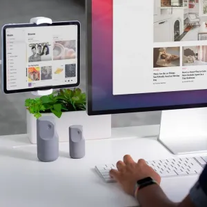 Twelve South HoverBar Duo Snap Tablet-Ständer, der ein iPad neben einem Desktop-Monitor auf einem sauberen Schreibtisch hält