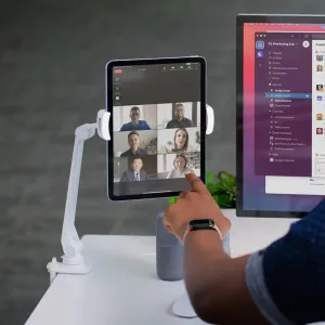 Twelve South HoverBar Duo Snap flexibler iPad-Ständer, der ein Tablet für freihändige Videoanrufe auf einem Schreibtisch hält