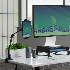 Flexibler iPad-Ständer Twelve South HoverBar Duo Snap, an einem Schreibtisch befestigt, hält ein Tablet neben einem Monitor