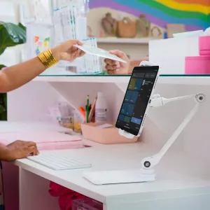 Twelve South HoverBar Duo Snap weißer Tablet-Ständer mit einem iPad in einem freihändigen Schreibtisch-Setup