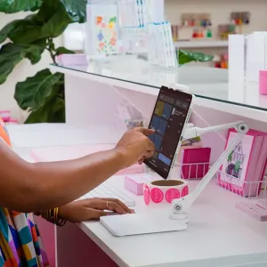 Twelve South HoverBar Duo Snap weißer verstellbarer iPad-Ständer, der ein Tablet auf einem Schreibtisch hält