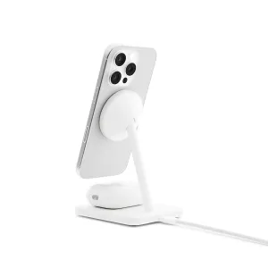 Twelve South HiRise 2 Deluxe hvitt trådløst ladestativ med iPhone og AirPods-etui på sokkelen