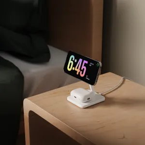 Twelve South HiRise 2 Deluxe trådløst ladestativ med vinklet iPhone og AirPods-etui på et nattbord