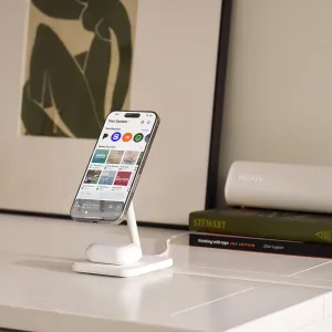 Twelve South HiRise 2 Deluxe hvitt trådløst ladestativ som holder en vinklet smarttelefon og et etui til ørepropper på basen