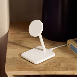 Twelve South HiRise 2 Deluxe hvitt trådløst ladestativ med justerbar helling på en trehylle