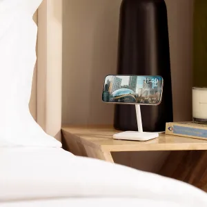 Twelve South HiRise 2 Deluxe hvitt trådløst ladestativ som holder en iPhone i liggende format på et nattbord