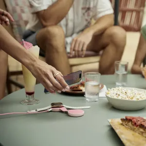 Twelve South butterFly SE vaaleanpunainen kokoontaitettava langaton 2-in-1-laturi, jonka päällä on Apple Watch