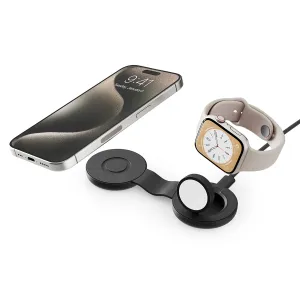 Twelve South ButterFly SE hopfällbar Qi2-reseladdare med iPhone och Apple Watch på en vit bakgrund
