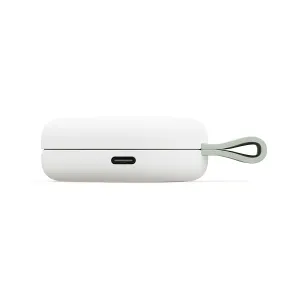 Twelve South Butterfly™ SE kompaktiškas sulankstomas Qi2 įkroviklis baltos spalvos su matomu USB-C prievadu