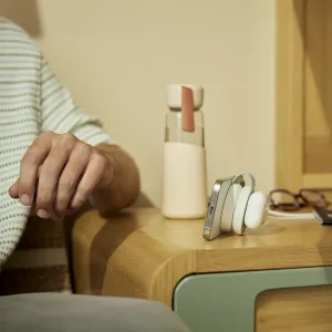 Twelve South ButterFly SE 2 viename Qi2 įkroviklis, sulankstytas vertikaliai, su pritvirtintu iPhone ir AirPods dėklu