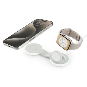 Twelve South ButterFly SE sulankstomas 2 viename Qi2 įkroviklis šalia iPhone ir Apple Watch baltame fone
