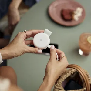 Twelve South ButterFly SE kompaktiškas 2 viename Qi2 įkroviklis Apple įrenginiams, pavaizduotas sulankstytas, baltos spalvos.