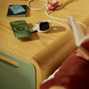 Twelve South ButterFly SE baltas sulankstomas „2 viename“ įkroviklis su Apple Watch ir iPhone ant medinio stalo