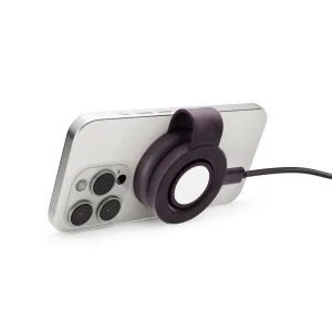 Twelve South ButterFly SE -taitettava magneettinen laturi kiinnitettynä Midnight Plum -värisen iPhonen taustapuoleen