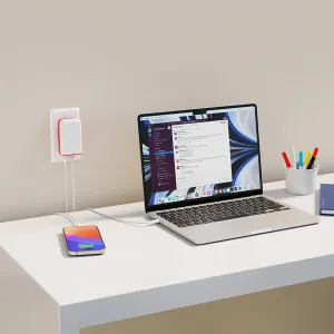 Twelve South PlugBug 50 W:n USB-C-laturi pistorasiaan kytkettynä, lataamassa kannettavaa tietokonetta ja puhelinta