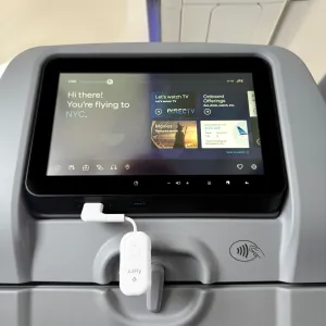 Twelve South AirFly Pro 2 Deluxe liitettynä lentokoneen istuimen selkänojan näyttöön langatonta lennonaikaista ääntä varten