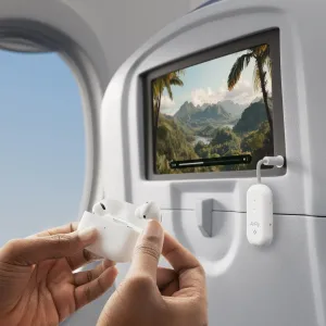 Twelve South AirFly Pro 2 Deluxe langaton äänilähetin kytkettynä lentokoneen istuimen näyttöön