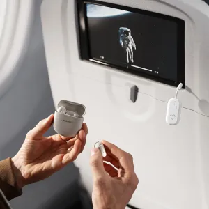 Twelve South AirFly Pro 2 langaton äänilähetin liitettynä lentokoneen istuimen selkänojan näyttöön Bose-nappikuulokkeiden kanssa