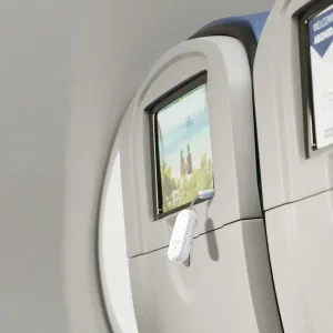 Twelve South AirFly Pro 2 Deluxe langaton äänilähetin liitettynä lentokoneen istuimen selkänojan näyttöön