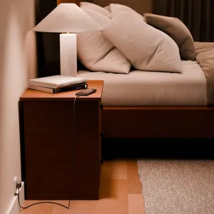 Twelve South PowerCord USB-C -laturi yöpöytälampun vieressä lataamassa älypuhelinta yöpöydällä