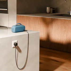 Twelve South PowerCord 1,2 m virtajohto integroidulla EU-pistokkeella, kuvassa kytkettynä seinäpistorasiaan