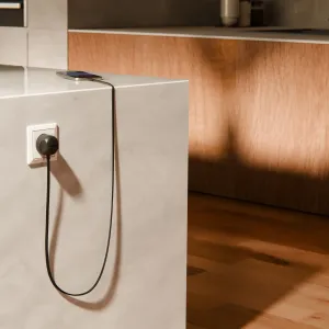 Twelve South PowerCord 1,2 m USB-C-laturi EU-pistokkeella lataamassa älypuhelinta työpöydällä
