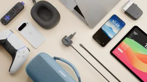 Twelve South PowerCord 3 m:n integroitu USB-C-laturi punotulla mustalla kaapelilla esillä laitteiden joukossa