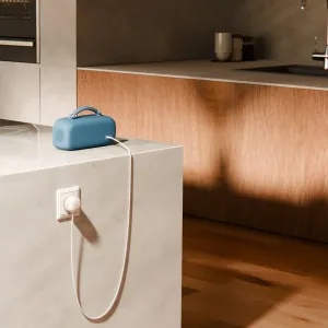 Twelve South PowerCord USB-C-laddare med integrerad EU-kontakt, vit flätad kabel ansluten på en köksbänk
