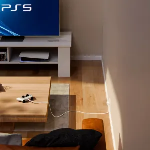 Twelve South PowerCord USB-C -laturikaapeli liitettynä peliohjaimeen TV:n vieressä olohuoneessa.