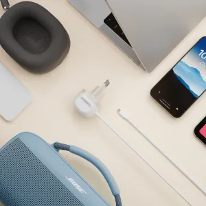 Twelve South PowerCord USB-C -laturi integroidulla EU-pistokkeella beigellä työpöydällä laitteiden vieressä