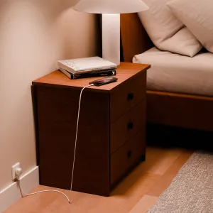 Twelve South PowerCord USB-C -laturi yöpöydällä, valkoinen kaapeli kytkettynä EU-pistorasiaan.