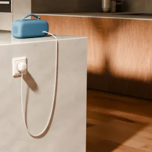 Twelve South punottu USB-C-virtajohto integroidulla EU-pistokkeella liitettynä kannettavaan kaiuttimeen