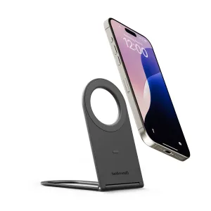 Twelve South Curve Nano soporte magnético plegable para teléfono sosteniendo un smartphone en vertical sobre fondo blanco