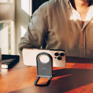 Soporte magnético plegable para teléfono Twelve South Curve Nano con un smartphone en horizontal sobre un escritorio