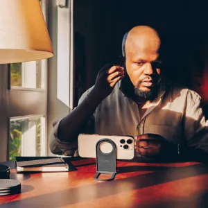 Twelve South Curve Nano soporte magnético plegable para teléfono que sostiene un smartphone en horizontal sobre un escritorio