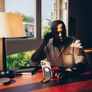 Twelve South Curve Nano soporte magnético plegable para teléfono que mantiene un smartphone en posición vertical sobre un escritorio