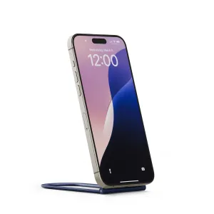 Twelve South Curve Nano hopfällbart magnetiskt telefonställ som håller en smartphone upprätt på en blå, böjd bas