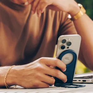 Twelve South Curve Nano hopfällbart mobilställ som håller en smartphone upprätt med magnetiskt fäste