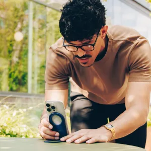 Twelve South Curve Nano magnetiskt telefonställ fäst på en smartphone i kustblått