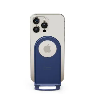 Twelve South Curve Nano magnetiskt mobilställ i kustblått, som håller en iPhone upprätt på ett skrivbord
