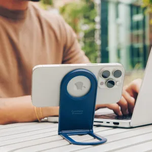 Twelve South Curve Nano hopfällbart telefonstativ med magnetiskt fäste, som håller en smartphone i liggande läge.
