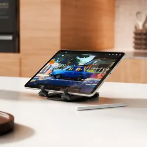 Twelve South Curve Mini-tabletstander, der holder en iPad i en vinklet position på et skrivebord med en stylus i nærheden