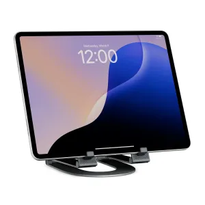 Twelve South Curve Mini-tabletstander i skifergrå, der holder en iPad i liggende format på en hvid studiebaggrund