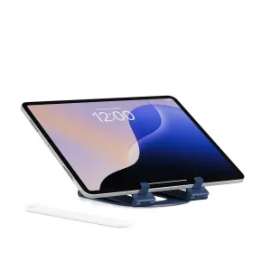 Twelve South Curve Mini sulankstomas planšetinio kompiuterio stovas pakrantės mėlynos spalvos, su įstatytu iPad ir priekyje esančiu rašikliu.