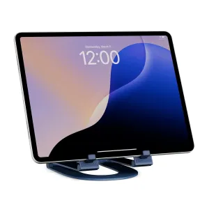 Twelve South Curve Mini sulankstomas planšetinio kompiuterio stovas, pakrantės mėlynos spalvos, su gulsčiai padėtu iPad baltame studijos fone.